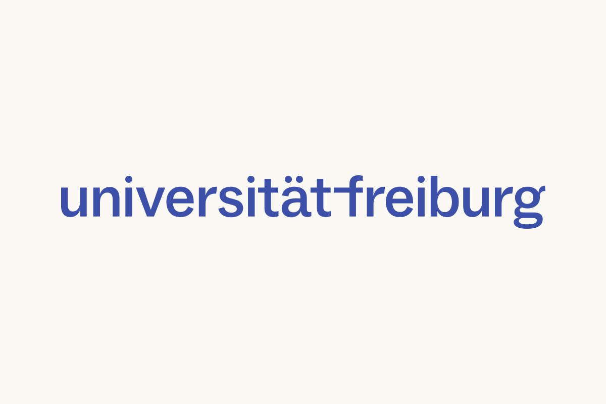 Blaue Wortmarke der Universität auf sandfarbenem Hintergrund
