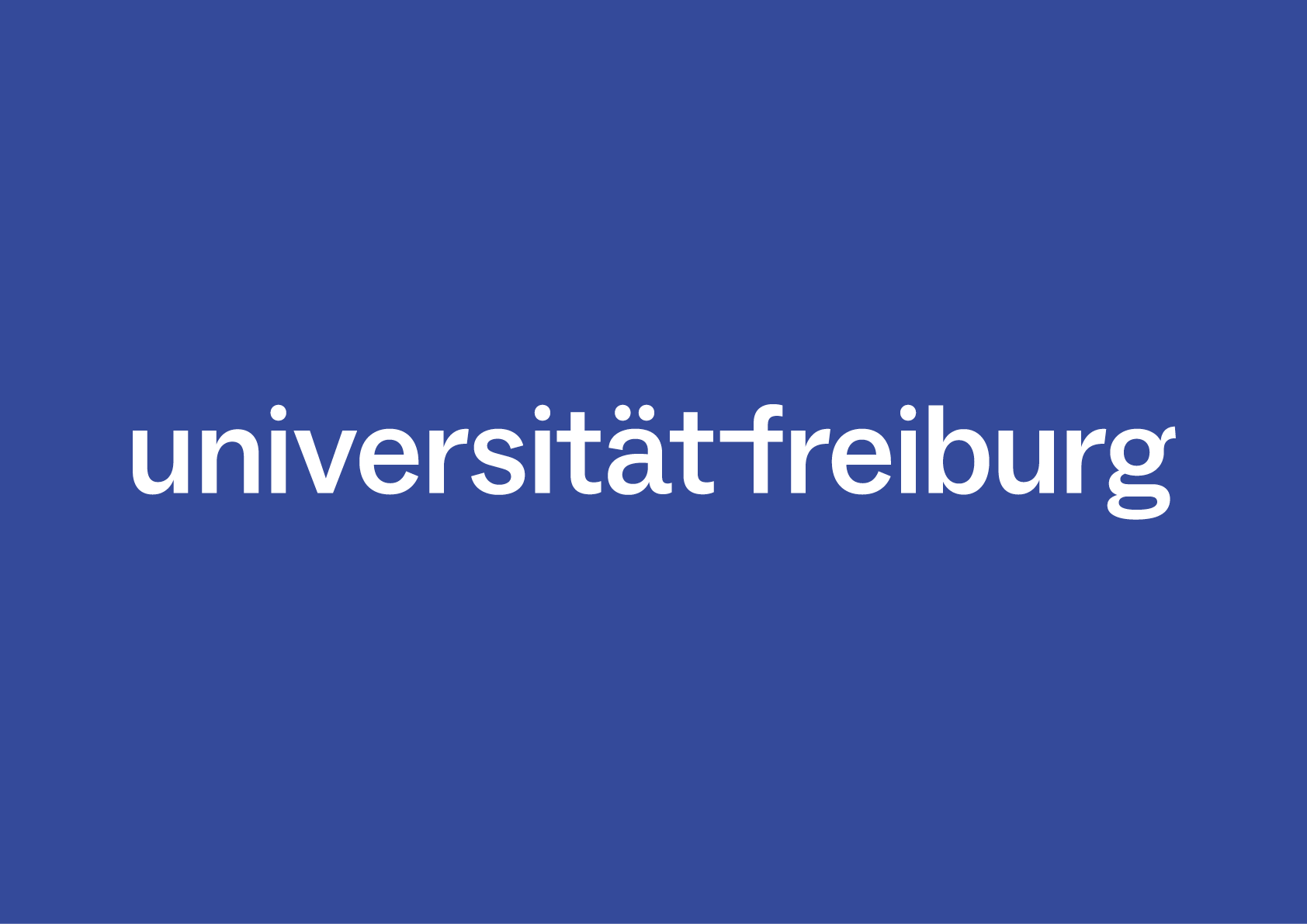 Weiße Wortmarke der Universität auf blauem Hintergrund