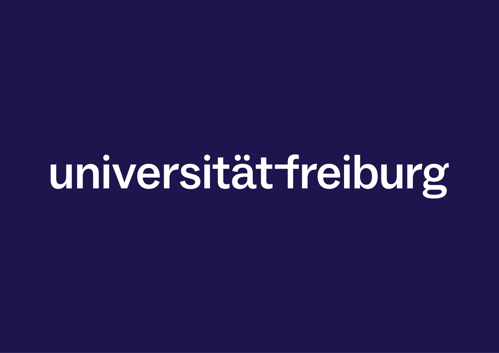 Weiße Wortmarke der Universität auf dunkelblauem Hintergrund